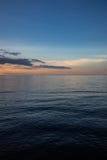 Красивый и красочный заход солнца над очень спокойствием стоковое изображение Красивый и красочный заход солнца над очень спокойствием стоковое изображение