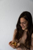 Красивый и счастливый портрет женщин держа печенье абрикоса Purim hamantash стоковое изображение Красивый и счастливый портрет женщин держа печенье абрикоса Purim hamantash стоковое изображение
