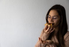 Красивый и счастливый портрет женщин есть печенье абрикоса Purim hamantash стоковые фото Красивый и счастливый портрет женщин есть печенье абрикоса Purim hamantash стоковые фото