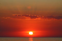 Заход солнца лета около воды стоковые изображения rf Заход солнца лета около воды стоковые изображения rf