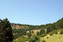 Красивый ландшафт в горах, величественный сценарный взгляд леса на солнечный день стоковые фотографии rf Красивый ландшафт в горах, величественный сценарный взгляд леса на солнечный день стоковые фотографии rf