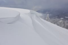 Красивый ландшафт зимы с снегом покрыл деревья и карниз снега стоковое фото rf Красивый ландшафт зимы с снегом покрыл деревья и карниз снега стоковое фото rf