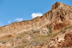 Красивый ландшафт лета моря, одичалый крупный план пляжа, морское побережье с высокими холмами и облачное небо Стоковая Фотография Красивый ландшафт лета моря, одичалый крупный план пляжа, морское побережье с высокими холмами и облачное небо Стоковая Фотография