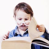Красивый маленький профессор читая книгу юмористическое изображение sci стоковое фото Красивый маленький профессор читая книгу юмористическое изображение sci стоковое фото