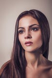 Красивый молодой конец портрета очарования женщины брюнет вверх по волосам стороны длинным стоковое фото Красивый молодой конец портрета очарования женщины брюнет вверх по волосам стороны длинным стоковое фото