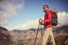 Красивый молодой бородатый мужской hiker стоя на краю каньона смотря прочь Стоковые Фото Красивый молодой бородатый мужской hiker стоя на краю каньона смотря прочь Стоковые Фото