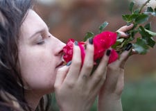 Красивый молодой индивидуал, эксцентричная женщина, с интересными стилем причесок, dreadlocks, прошивкой и татуировкой, gleefully стоковое фото Красивый молодой индивидуал, эксцентричная женщина, с интересными стилем причесок, dreadlocks, прошивкой и татуировкой, gleefully стоковое фото