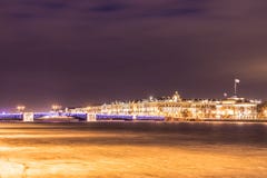 Красивый мост дворца на реке Neva в Санкт-Петербурге в России между квадратом дворца и островом Vasilievsky в зимнем времени стоковые фото Красивый мост дворца на реке Neva в Санкт-Петербурге в России между квадратом дворца и островом Vasilievsky в зимнем времени стоковые фото