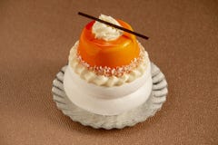 Красивый необыкновенный торт на предпосылке золота, конец-вверх стоковое фото Красивый необыкновенный торт на предпосылке золота, конец-вверх стоковое фото