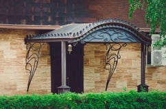 красивый одноэтажный дом, крылечко с железной сенью стоковые изображения rf красивый одноэтажный дом, крылечко с железной сенью стоковые изображения rf