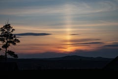 Красивый оранжевый заход солнца весны в Сибире, с сиротливой сосной стоковая фотография Красивый оранжевый заход солнца весны в Сибире, с сиротливой сосной стоковая фотография