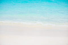 Красивый пляж с белым песком и тропическое море сини бирюзы Стоковая Фотография RF Красивый пляж с белым песком и тропическое море сини бирюзы Стоковая Фотография RF