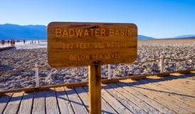 Красивый пейзаж на озеро соли национального парка Калифорнии - Badwater Death Valley - DEATH VALLEY - КАЛИФОРНИИ - 23-ье октября стоковое фото Красивый пейзаж на озеро соли национального парка Калифорнии - Badwater Death Valley - DEATH VALLEY - КАЛИФОРНИИ - 23-ье октября стоковое фото