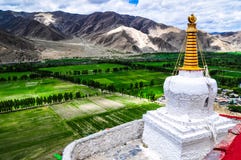 Красивый пейзаж Тибета в фарфоре стоковое фото Красивый пейзаж Тибета в фарфоре стоковое фото