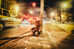 Красивый плюшевый медвежонок игрушки на движении Антверпена улицы винтажном ретро стоковые изображения Красивый плюшевый медвежонок игрушки на движении Антверпена улицы винтажном ретро стоковые изображения
