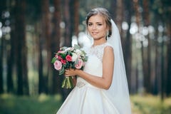 Красивый портрет невесты в лесе сногсшибательная молодая невеста неимоверно счастлив венчание сбора винограда дня пар одежды счас стоковое фото rf Красивый портрет невесты в лесе сногсшибательная молодая невеста неимоверно счастлив венчание сбора винограда дня пар одежды счас стоковое фото rf
