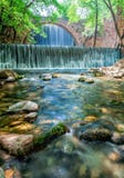 Красивый старый каменный мост между 2 водопадами в Paleokaria Trikala Греции Стоковая Фотография RF Красивый старый каменный мост между 2 водопадами в Paleokaria Trikala Греции Стоковая Фотография RF