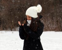 Красивый уверенно подросток зеленых глаз идя под снег пока идущ снег стоковая фотография rf Красивый уверенно подросток зеленых глаз идя под снег пока идущ снег стоковая фотография rf
