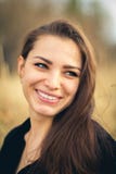 Красивый усмехаться девушки брюнета Осень Фото искусства стоковые фото Красивый усмехаться девушки брюнета Осень Фото искусства стоковые фото