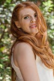 Красивый усмехаясь молодой портрет женщины redhead внешний стоковое фото rf Красивый усмехаясь молодой портрет женщины redhead внешний стоковое фото rf