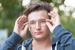 Красивый человек caucasia с круглыми eyeglasses и наушниками стоковые фотографии rf Красивый человек caucasia с круглыми eyeglasses и наушниками стоковые фотографии rf