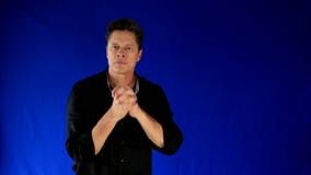 Красивый человек приходит внутри, усмехаться и approaFanatic человек в футболе Итальянский человек входит в сцену делая жесты Красивый человек приходит внутри, усмехаться и approaFanatic человек в футболе Итальянский человек входит в сцену делая жесты