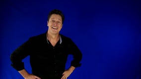 Красивый человек приходит внутри, усмехаться и approaFanatic человек в футболе Красивый человек приходит внутри, усмехаться и approaFanatic человек в футболе