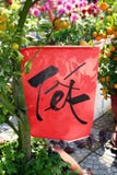 Красная бумага с надписью переведенным Tet - Новый Год на дереве tangerine для торжества въетнамского Нового Года стоковые фото Красная бумага с надписью переведенным Tet - Новый Год на дереве tangerine для торжества въетнамского Нового Года стоковые фото