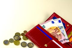 красная женщина бумажника Банкноты 10 и 5 евро Немного монеток Бежевая предпосылка стоковое фото красная женщина бумажника Банкноты 10 и 5 евро Немного монеток Бежевая предпосылка стоковое фото