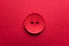 Красная кнопка на красной предпосылке стоковая фотография rf Красная кнопка на красной предпосылке стоковая фотография rf