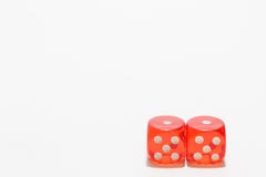 Красная кость, типичные азартные игры С белым космосом предпосылки и экземпляра стоковое фото rf Красная кость, типичные азартные игры С белым космосом предпосылки и экземпляра стоковое фото rf