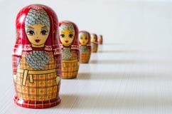 Красное matryoshka 5 Длинные тени стоковое фото Красное matryoshka 5 Длинные тени стоковое фото