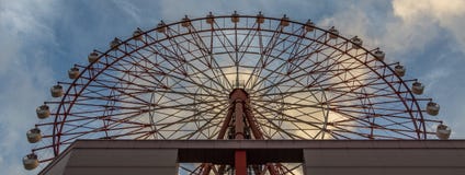 Красное колесо Ferris площади Amu на станции Кагошима Chuo МЛАДШЕГО против голубого неба Принятый от дна Размещенный в Кагошима, стоковое изображение rf Красное колесо Ferris площади Amu на станции Кагошима Chuo МЛАДШЕГО против голубого неба Принятый от дна Размещенный в Кагошима, стоковое изображение rf