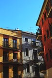 Красные, белые и желтые здания стоковое фото Красные, белые и желтые здания стоковое фото