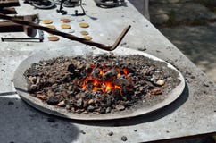 Красные, горячие угли горят в рожке кузницы стоковое фото Красные, горячие угли горят в рожке кузницы стоковое фото