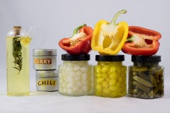 Красные и желтые перцы, заповедники и оливковое масло в кладовке стоковые изображения rf Красные и желтые перцы, заповедники и оливковое масло в кладовке стоковые изображения rf