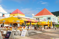 Красные и желтые ресторан/Адвокатура пляжем в Philipsburg Sint Maarten стоковое фото Красные и желтые ресторан/Адвокатура пляжем в Philipsburg Sint Maarten стоковое фото
