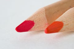 Красные и розовые карандаши на белой предпосылке стоковое изображение Красные и розовые карандаши на белой предпосылке стоковое изображение