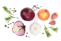 Красные луки, чеснок с розмариновым маслом и перчинки изолированные на белой предпосылке Взгляд сверху Плоское положение стоковое изображение Красные луки, чеснок с розмариновым маслом и перчинки изолированные на белой предпосылке Взгляд сверху Плоское положение стоковое изображение