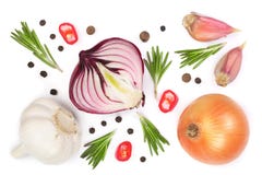 Красные луки, чеснок с розмариновым маслом и перчинки изолированные на белой предпосылке Взгляд сверху Плоское положение стоковое фото rf Красные луки, чеснок с розмариновым маслом и перчинки изолированные на белой предпосылке Взгляд сверху Плоское положение стоковое фото rf