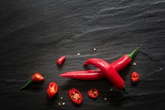 Красные пряные перцы chili над темным шифером еда вареников предпосылки много мясо очень стоковые изображения Красные пряные перцы chili над темным шифером еда вареников предпосылки много мясо очень стоковые изображения