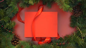 Красные развязывать ленты и giftbox с деревянными игрушками рождества раскрывая, украшение Красные развязывать ленты и giftbox с деревянными игрушками рождества раскрывая, украшение