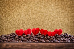 Красные сердца сатинировки на кофейных зернах с предпосылкой дня писем, валентинок или матерей, праздновать влюбленности стоковое изображение rf Красные сердца сатинировки на кофейных зернах с предпосылкой дня писем, валентинок или матерей, праздновать влюбленности стоковое изображение rf