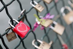 Красный padlock с обитым сердцем Стоковая Фотография Красный padlock с обитым сердцем Стоковая Фотография