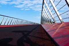 Красный висячий мост с голубым небом стоковое фото rf Красный висячий мост с голубым небом стоковое фото rf