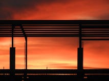 Красный восход солнца в районе конструкции железного каркаса стоковое фото rf Красный восход солнца в районе конструкции железного каркаса стоковое фото rf