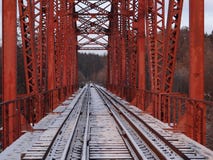 Красный железнодорожный мост над рекой стоковое фото Красный железнодорожный мост над рекой стоковое фото