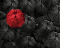 Красный зонтик с падением воды стоит вне от толпы много bl стоковые изображения rf Красный зонтик с падением воды стоит вне от толпы много bl стоковые изображения rf