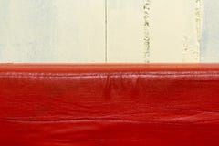 Красный кожаный диван точно на горизонте снял близко стоковые изображения Красный кожаный диван точно на горизонте снял близко стоковые изображения