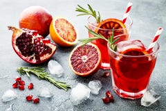 Красный коктеиль с апельсином и гранатовым деревом крови Освежая питье лета Аперитив праздника для рождественской вечеринки Стоковое Изображение Красный коктеиль с апельсином и гранатовым деревом крови Освежая питье лета Аперитив праздника для рождественской вечеринки Стоковое Изображение